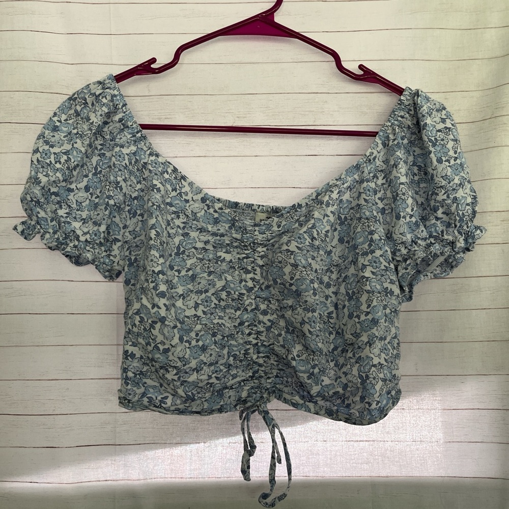 Hollister Gray and White Puff Sleeve Crop Blouse